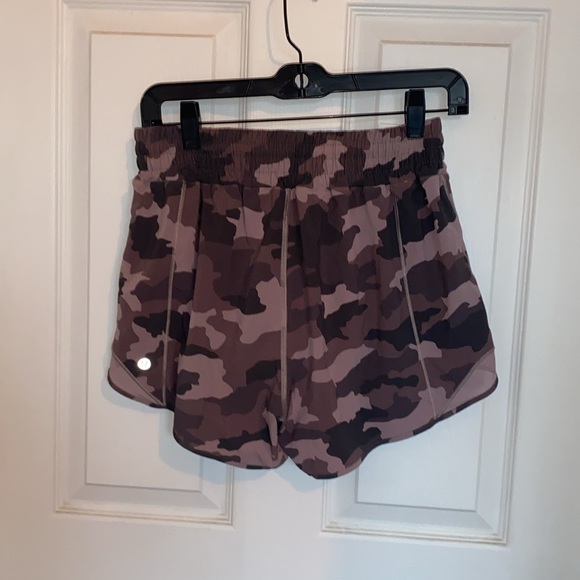 Lululemon Hotty Hot HR short 4” Lined size 6 - Picture 2 of 4